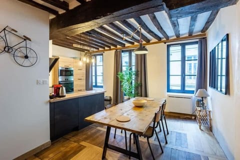 Kitchen or kitchenette, Living room, Seating area, Dining area