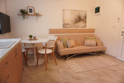 TV and multimedia, Kitchen or kitchenette, Living room, Seating area, Dining area