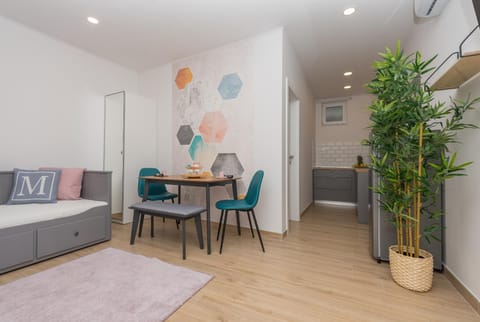 TV and multimedia, Living room, Photo of the whole room, Seating area, Dining area, air conditioner