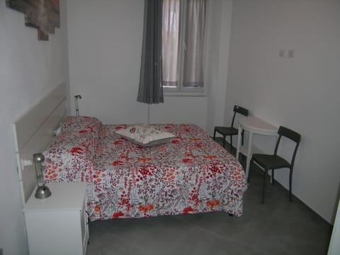 Bed, Bedroom, hair dresser