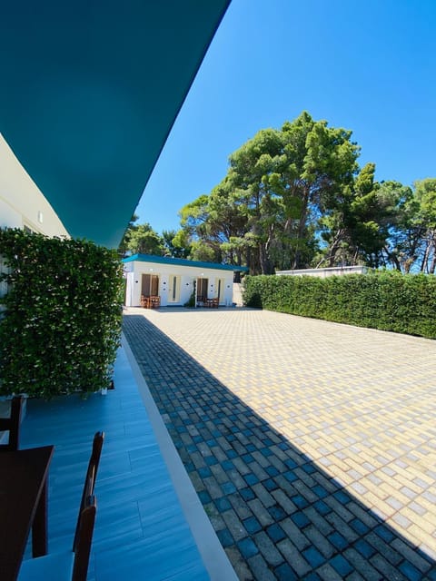 Property building, Garden, Balcony/Terrace, Garden view