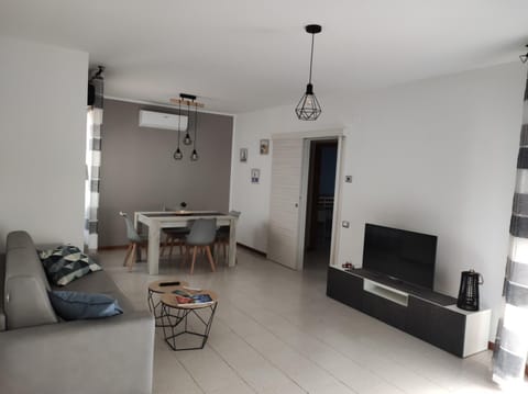 TV and multimedia, Living room, Seating area, Dining area