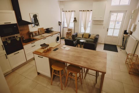 TV and multimedia, Kitchen or kitchenette, Living room, Seating area