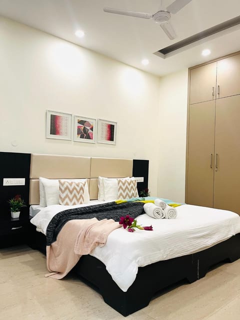 Bed, Photo of the whole room, Bedroom, fireplace
