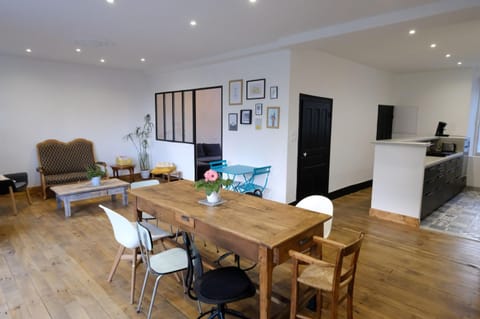 Living room, Seating area, Dining area, stove