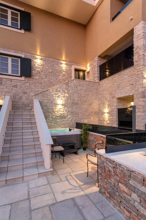 Patio, Hot Tub, Hot Tub, Balcony/Terrace, Balcony/Terrace
