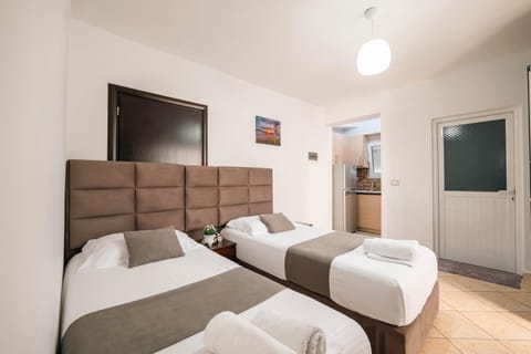 Bed, TV and multimedia, Photo of the whole room, Bedroom, towels