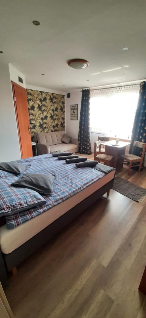 Bed, Dining area, Bedroom