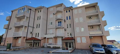 Property building, Neighbourhood, Street view, Location, Parking