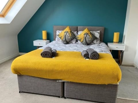 Bed, Bedroom, towels