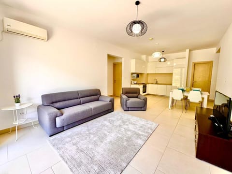 Kitchen or kitchenette, Living room, Seating area, Dining area, air conditioner