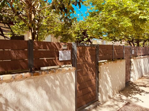 Property building, Facade/entrance, Day