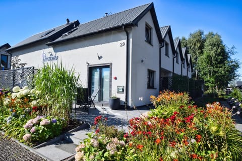 Property building, Spring, Day, Natural landscape, Garden, Garden view, Garden view, Area and facilities, children, young children, older children, Parking, locker, sunbed