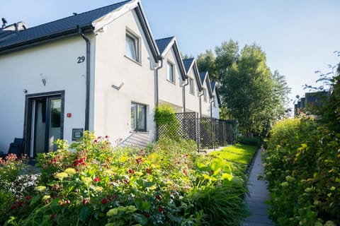 Property building, Spring, Day, Activities, Garden, View (from property/room), Garden view, Area and facilities