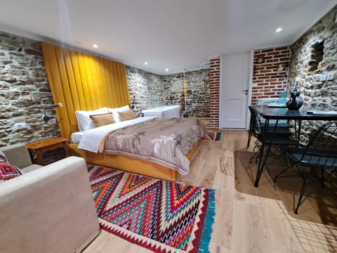 Bed, Photo of the whole room, Seating area, Bedroom