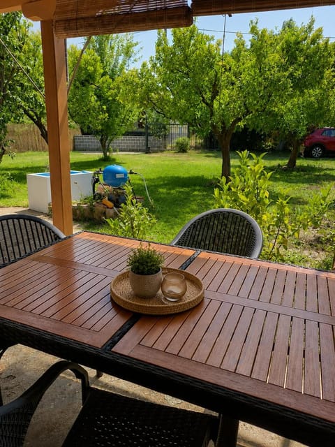 Patio, Day, Garden, Seating area, Dining area, Garden view