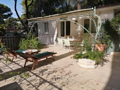 Shower, Patio, Facade/entrance, Garden, Balcony/Terrace, Living room, Photo of the whole room, Decorative detail