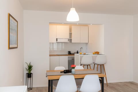 Kitchen or kitchenette, Dining area, Communal kitchen, Drinks
