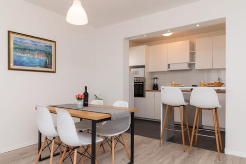 Kitchen or kitchenette, Living room, Seating area, Dining area, Communal kitchen, Drinks