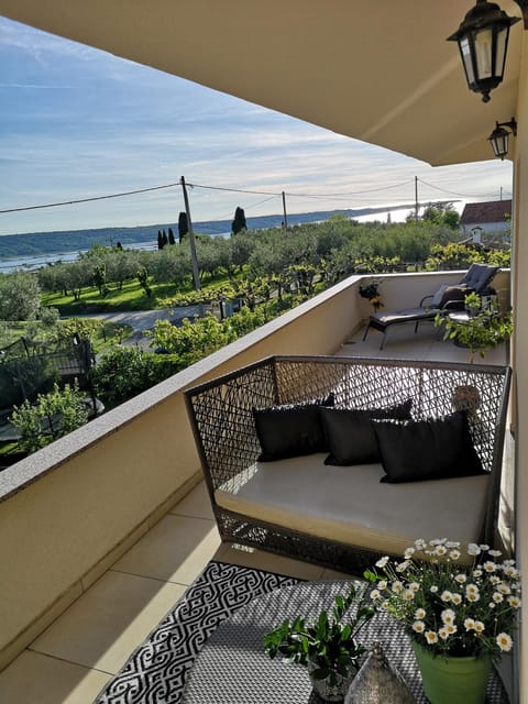 Natural landscape, Balcony/Terrace, Seating area, Sea view