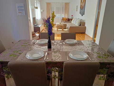 Kitchen or kitchenette, Seating area, Dining area, kitchen