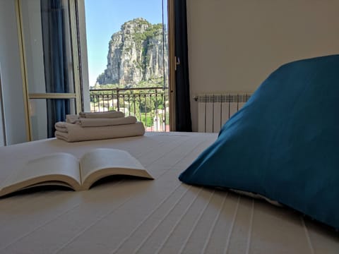 Bed, Bedroom, Mountain view
