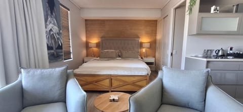 Bed, Kitchen or kitchenette, Living room