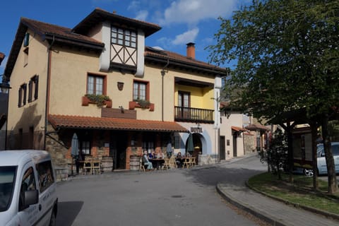 Property building, Restaurant/places to eat, Day, Street view, Location, Parking