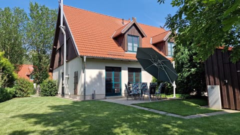 Property building, Garden, Balcony/Terrace
