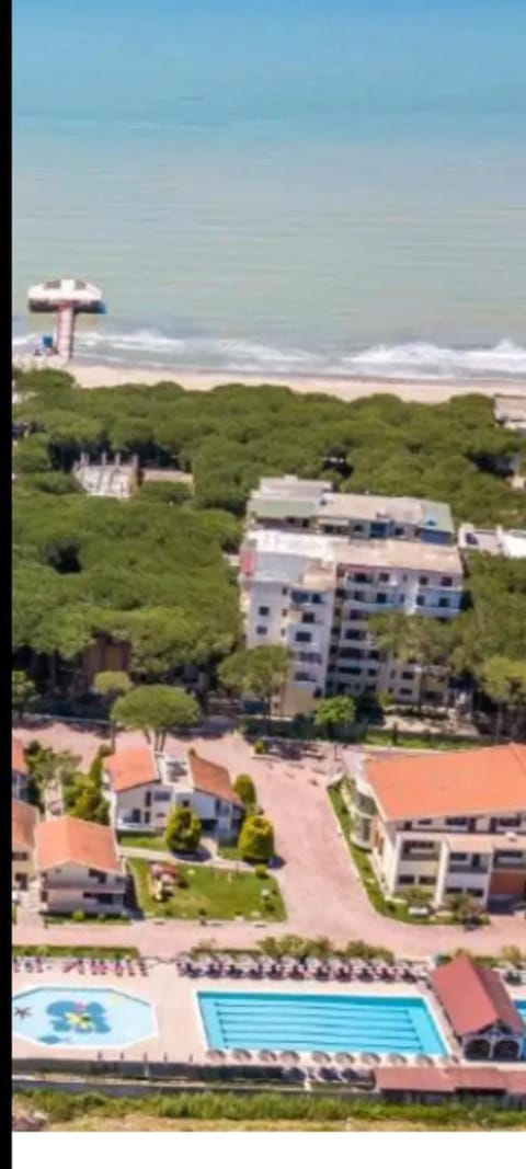 Property building, Day, Neighbourhood, Natural landscape, Bird's eye view, City view, Pool view, Sea view, Street view, Swimming pool, Parking