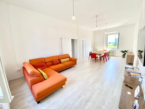 Living room, Lounge or bar, Seating area, Dining area