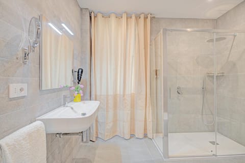 Shower, Bathroom, towels