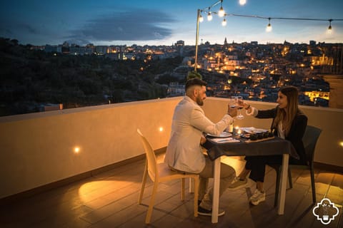 People, Balcony/Terrace, City view, Landmark view, Mountain view, Meals, Sunset, Quiet street view