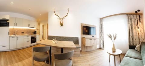 TV and multimedia, Living room, Seating area, Dining area, oven, stove