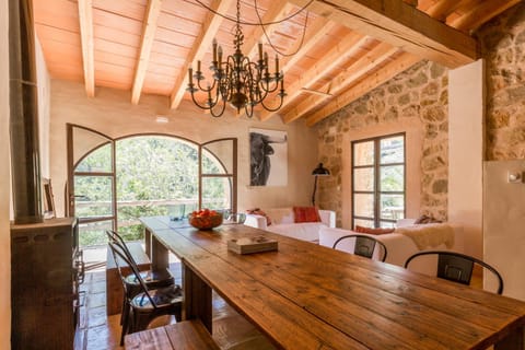 Seating area, Dining area