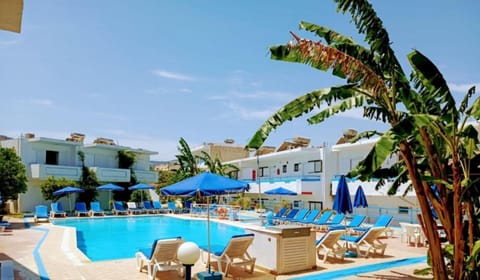 Property building, Patio, Day, Pool view, Swimming pool, sunbed