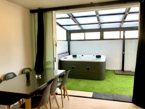 Hot Spring Bath, Dining area