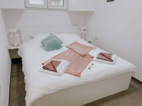Bed, Photo of the whole room, Bedroom, towels
