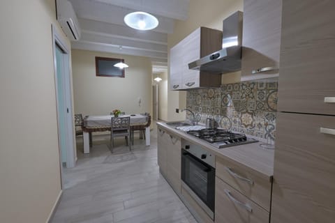 Kitchen or kitchenette, Dining area, dishwasher, minibar, pet friendly, stove