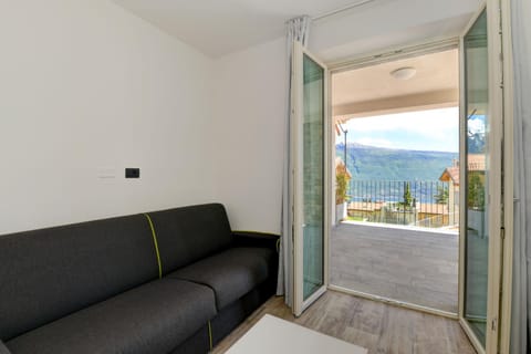 Day, View (from property/room), Balcony/Terrace, Living room, Seating area, Lake view, Mountain view