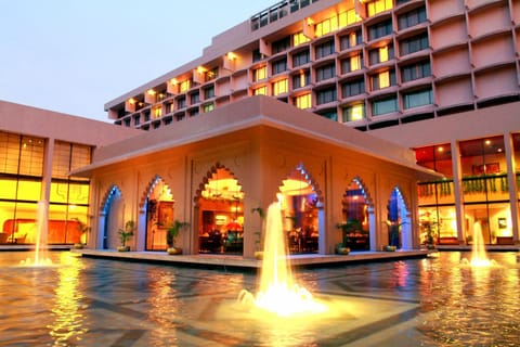 Restaurant/places to eat, Facade/entrance, Food and drinks, Decorative detail