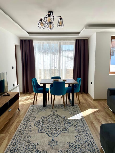 TV and multimedia, Living room, Seating area, Dining area