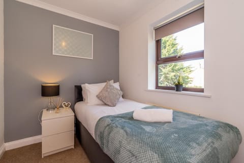 MK City Center House, perfect for FAMILIES, GROUPS, free parking, Desk space managed by CHIQUE PROPERTIES LTD House in Milton Keynes