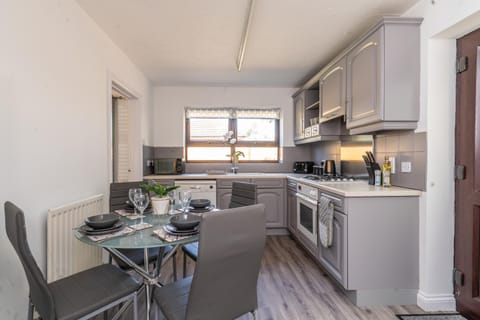 MK City Center House, perfect for FAMILIES, GROUPS, free parking, Desk space managed by CHIQUE PROPERTIES LTD House in Milton Keynes