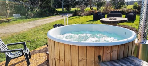 Natural landscape, Hot Tub, Sauna, Spa and wellness centre/facilities, Garden view, Swimming pool