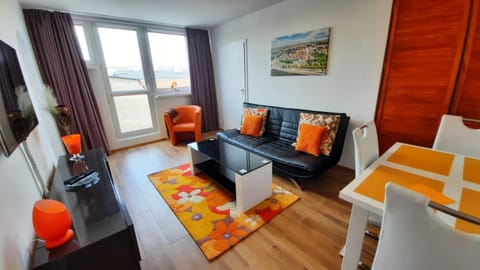 Communal lounge/ TV room, TV and multimedia, Living room, Seating area, Dining area