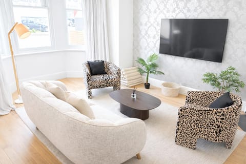 Hobart Retreats - Sanctuary and Haven Apartment in Hobart