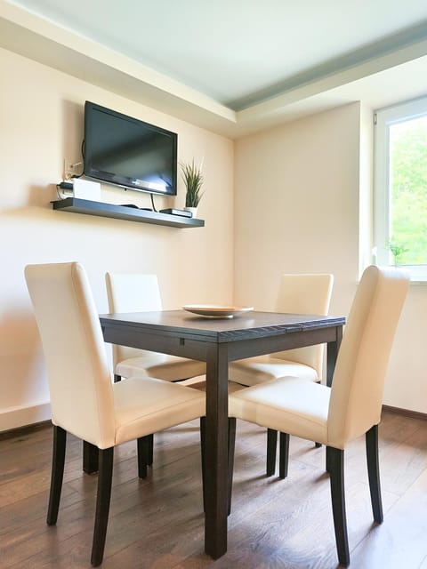 TV and multimedia, Living room, Seating area, Dining area, Evening entertainment