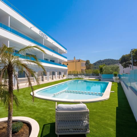 Property building, Garden, Swimming pool, sunbed