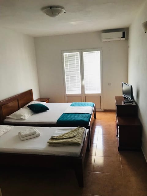 Bed, TV and multimedia, Bedroom, air conditioner